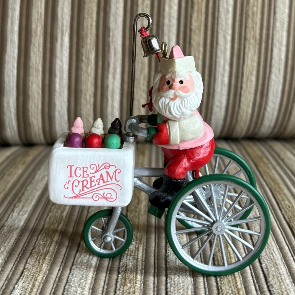 Hallmark "HERE COMES SANTA" series Kingle"s Kool Treats dated 1986